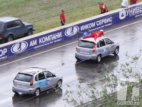 Выступлению каскадеров дождь не помешал