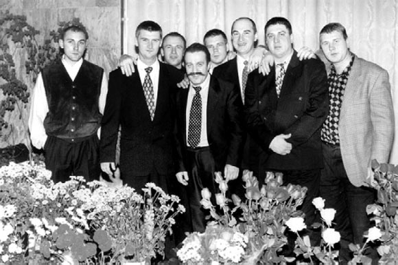 Грачам покровительствовал авторитет Сергей Неверов (второй справа)