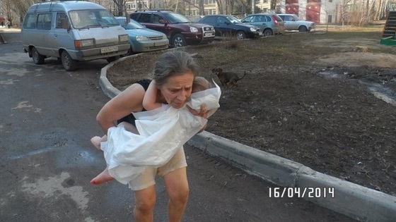 Дочь в холод выгоняла старушку с ребенком. Фото ВКонтакте