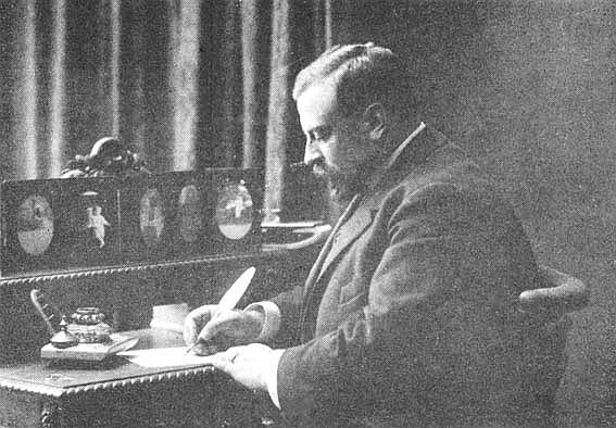 Александр Наумов в своем кабинете