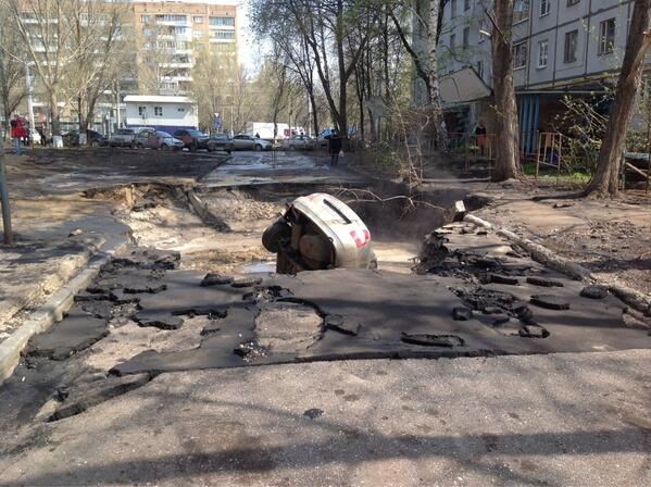Автомобиль провалился в яму на проспекте Кирова в Самаре
