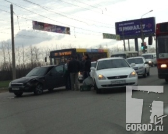 В Тольятти столкнулись два автомобиля