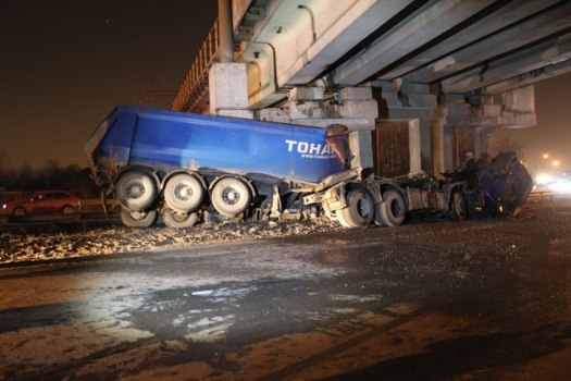 Последствия аварии с грузовиком на Каширском шоссе