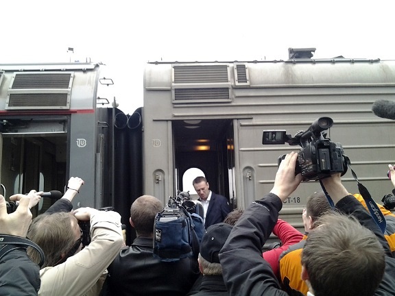 Навального встречала толпа блогеров и журналистов