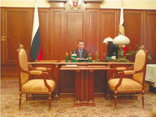 Алексей Устимчук позирует в кресле президента РФ