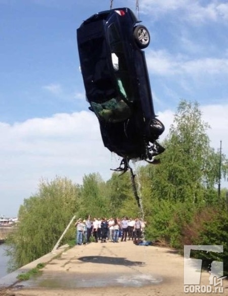 Набережная Тольятти, BMW-X3 подняли из воды