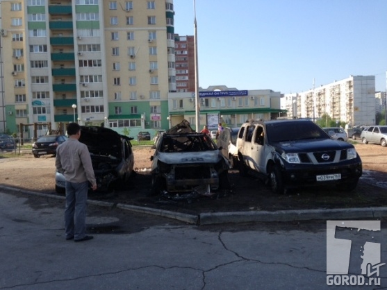 У дома 22 по бульвару Татищева сгорело несколько авто