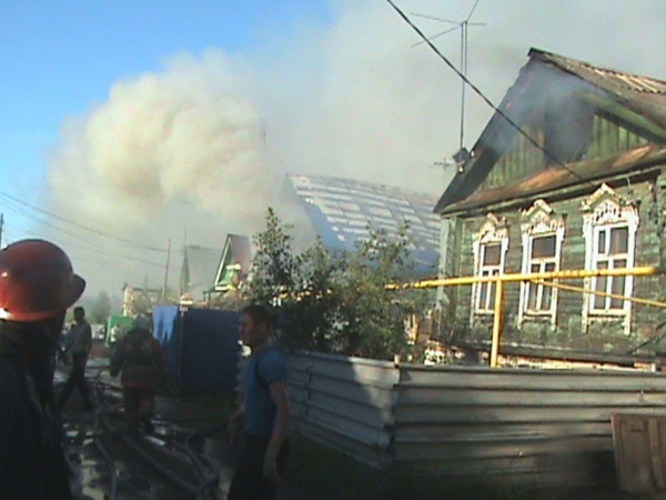 Огонь уничтожил 2 и повредил еще 4 дома в Самаре