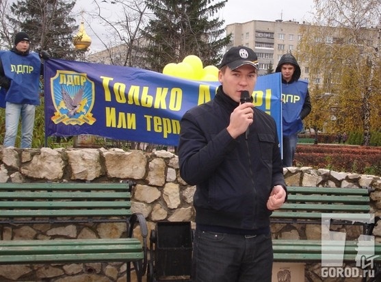 Михаил Дегтярев выступает на митинге в Тольятти  