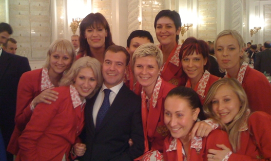 2008 год, гандбольная сборная РФ с президентом Д. Медведевым  