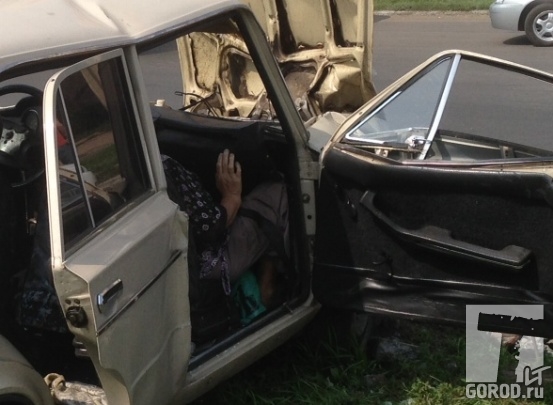 ДТП в Тольятти, пассажирку намертво зажало в салоне "шестерки"