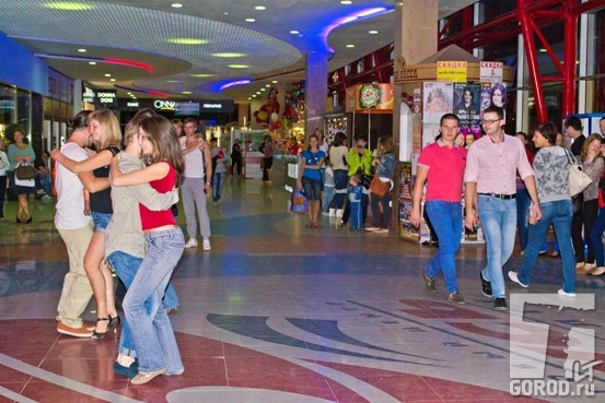 Флешмоб танцующих кизомбу прошел в ТД «Русь-на-Волге»