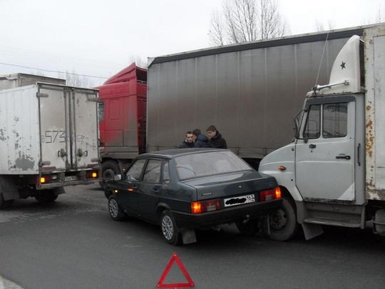 На улице Куйбышева столкнулись сразу три автомобиля