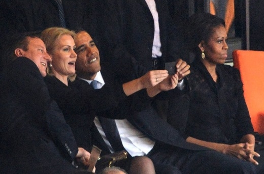 Обаме, Кэмерону и Торинг Смитт весело на похоронах Манделы