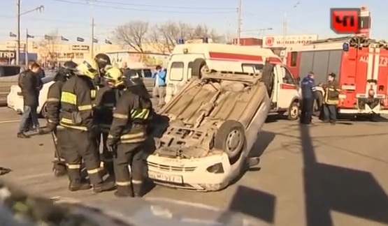 Chevrolet после столкновения перевернулся