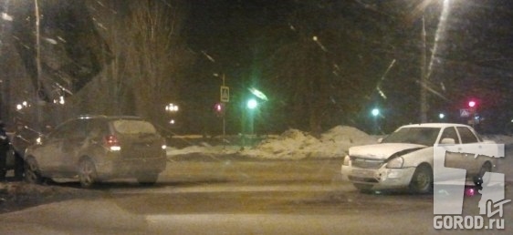 На перекрестке в Тольятти не разъехались две машины 