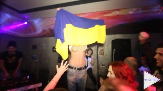 Девушка в флагом Украины выступала недолго
