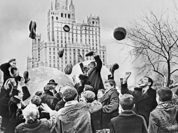 12 апреля 1961 года. Москва. Народ ликует!