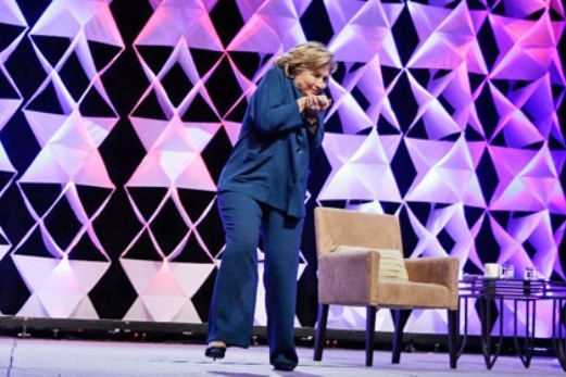 Хилари Клинтон уворачивается от ботинка