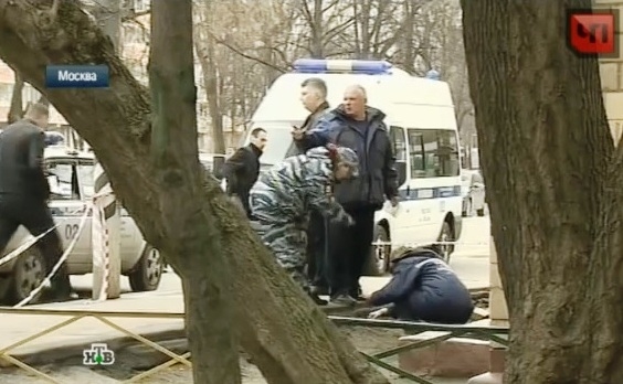 Правоохранители работают на месте убийства сотрудника ЧОП