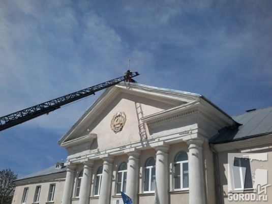 Флаг над мэрией Тольятти меняют несколько раз в год