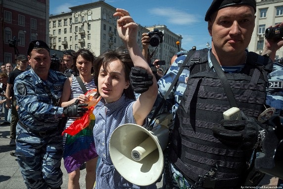 На гей-прайде в Москве нарисовались от 6 до 9 участников