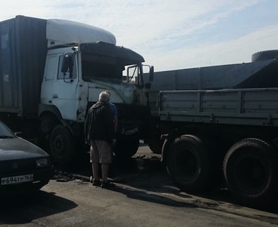 Водитель грузовика, возможно, уснул за рулем