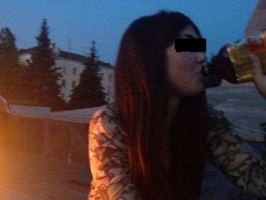 В Тольятти девушка у горящего Вечного огня потягивает пиво 