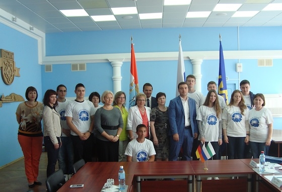 Участники лагеря "Тольятти - город мира" и руководство города