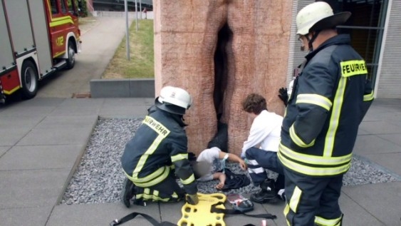 Застрявшего в скульптуре вагины парня спасли пожарные
