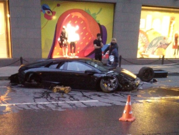 Lamborghini после ДТП в центре Москвы 