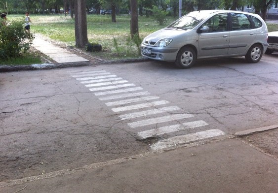 Пешеходный переход, нарисованный бабушками в Тольятти 