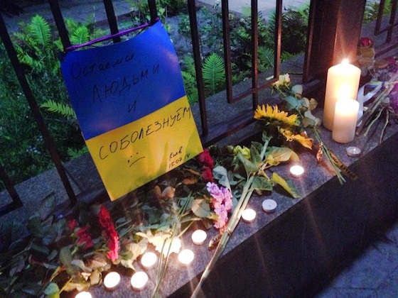 Цветы и свечи у посольства РФ в Киеве