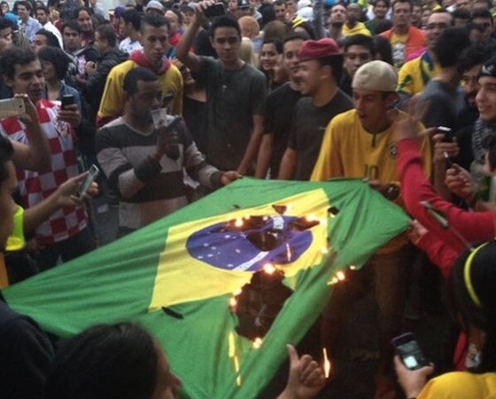 В Сан-Паулу болельщики жгли флаги Бразилии