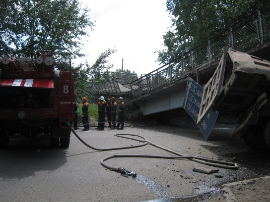 В Красноярске мост обрушился из-за пьяного камазиста 