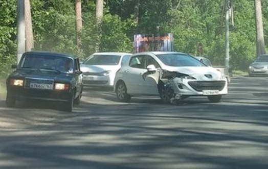 Очевидец сообщает об аварии с Пежо в зеленой зоне Тольятти