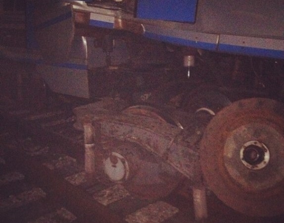 Один из вагонов, сошедших с рельсов в метро Москвы