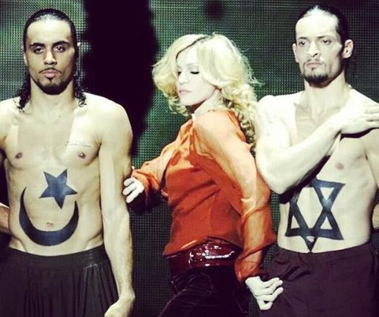 Мадонна разместила в сети провокационные фото