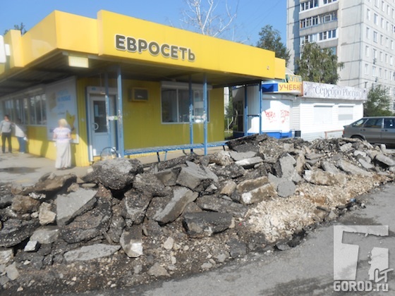 Кучи бетонолома на улице Свердлова в Тольятти