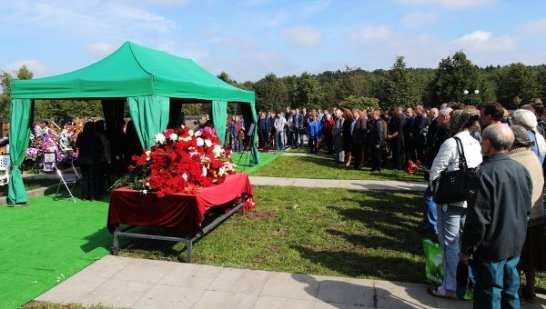 Андрей Стенин похоронен рядом с коллегами в Москве