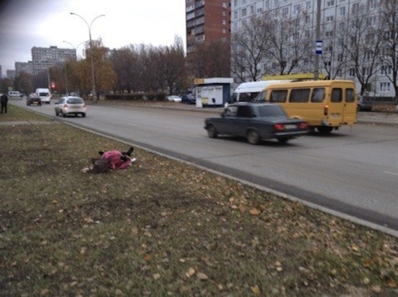 Женщина погибла под колесами на улице Фрунзе