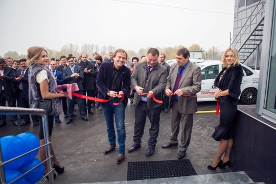 На открытии нового дилерского центра АВТОВАЗа в Пятигорске 