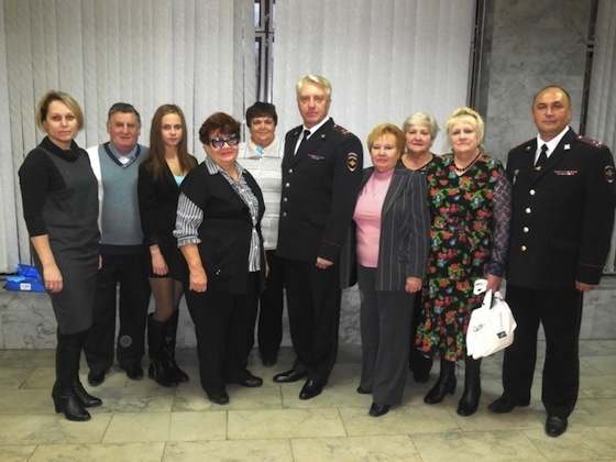 Сергей Гудилин (в центре) с родственниками погибших полицейских