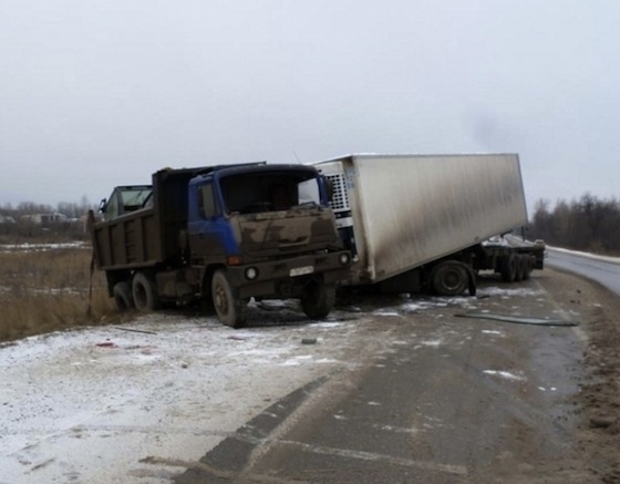 В смертельном столкновении погиб водитель грузовика "Вольво"