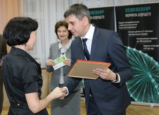 Сергей Андреев вручает награды