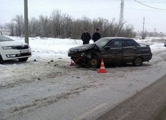 ВАЗ-21103 врезался в "Шкоду" на дороге Самара - Б. Черниговка