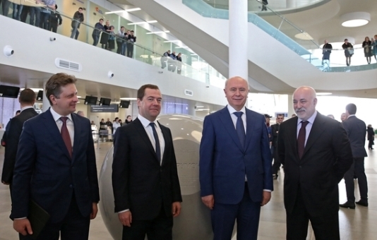 Д. Медведев с сопровождающими в новом терминале Курумоча
