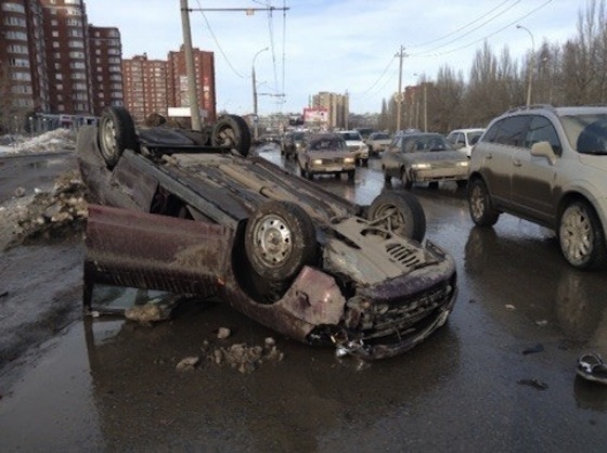 "Приора" перевернулась после столкновения с "Грантой", Тольятти