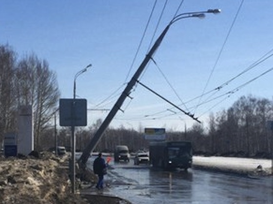 Стоб падает на улице Спортивной в Тольятти