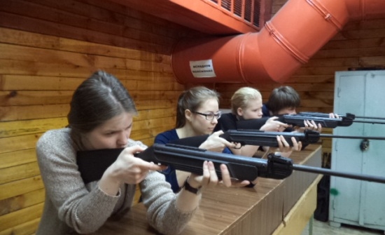 Тольяттинские школьницы соревнуются в стрельбе 